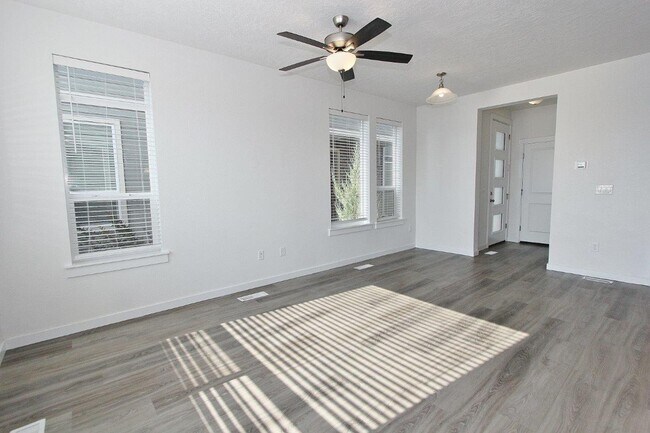 Foto del edificio - Modern townhouse in a Cozy Community. 50% ...