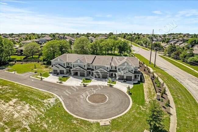 Foto del edificio - Brand New Townhome 3 Bed 2.5 Bath in Olath...