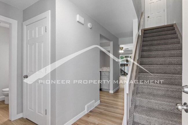 Foto del edificio - Renovated 3-Level 2BR Townhouse w/ Garage ...