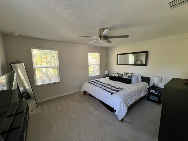 Building Photo - 5895 Creekside Crossing Dr