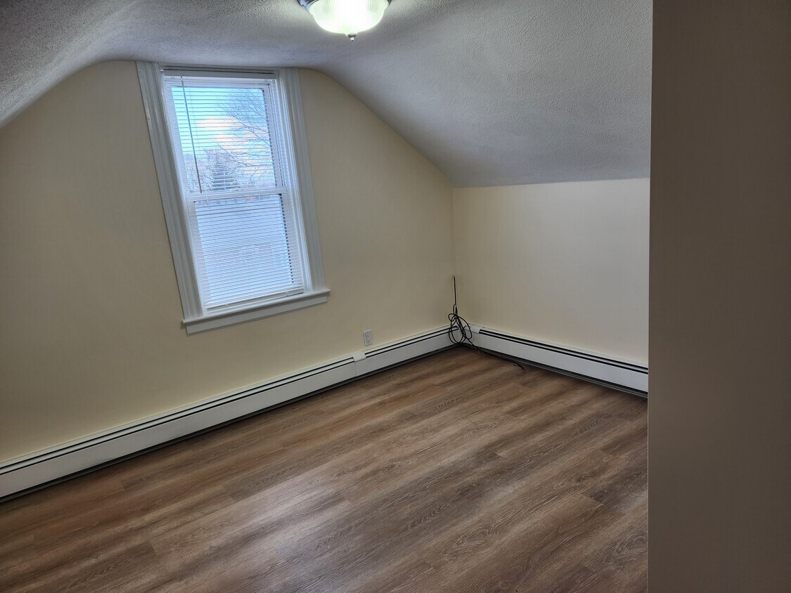 2nd bed 2nd floor - 11 Fairmount Ave