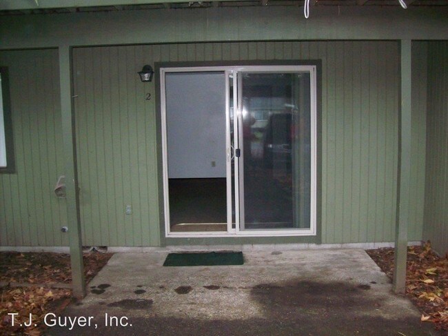 Building Photo - 415 N Oak St