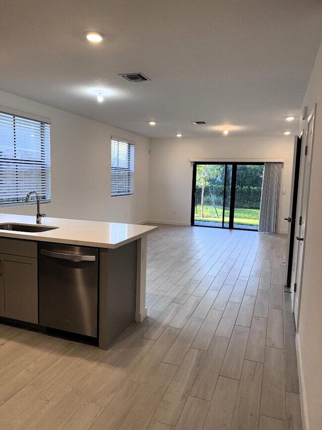 Foto del edificio - 150 SE 5th Ct