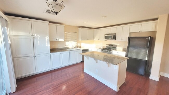 Building Photo - 229 Fairway Woods Dr