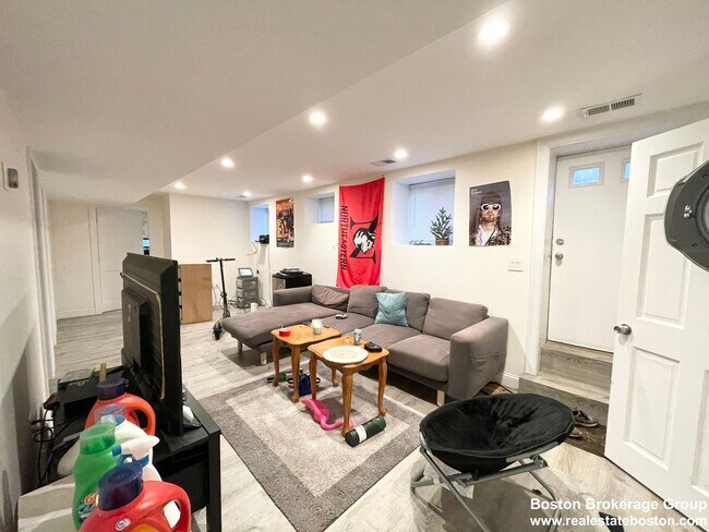 Building Photo - FAIRLY PRICED RENOVATED 6 bed 3 bath in Mission Hill.... don't miss ou!!
