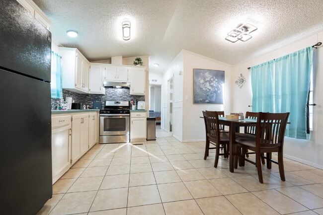 Foto del edificio - Your Private Theater & 2BR Escape – Where ...