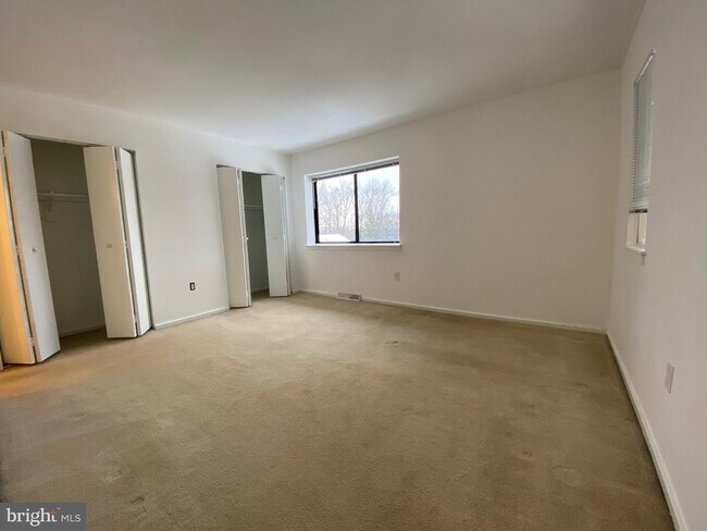 Building Photo - 423 Lynetree Dr