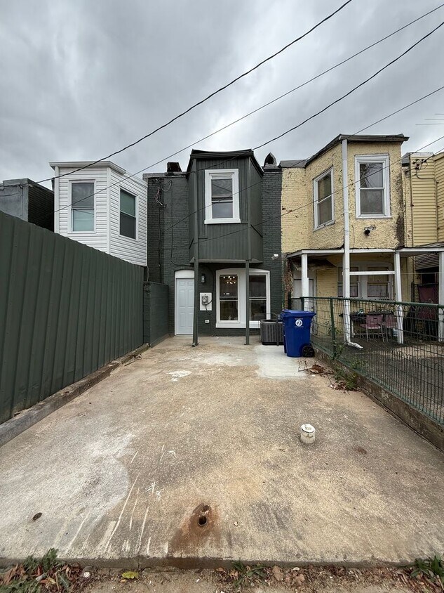 Foto del edificio - Newly Renovated 4BR Home in East Baltimore...
