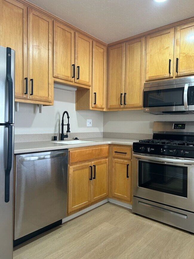 Foto del edificio - Please call Vaughn Realty, 760-446-6561 to set up an appointment.