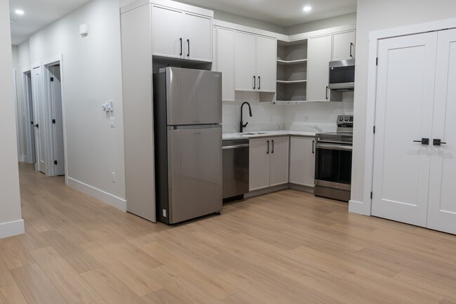 Building Photo - 171 Colonial Cres