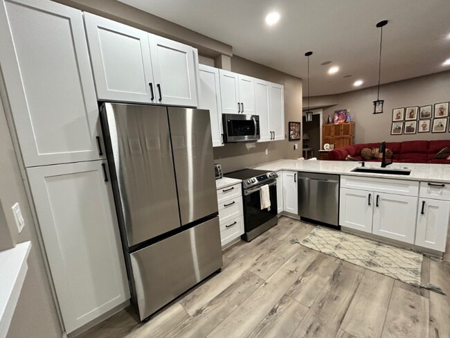 Building Photo - 727 Evergreen Ave