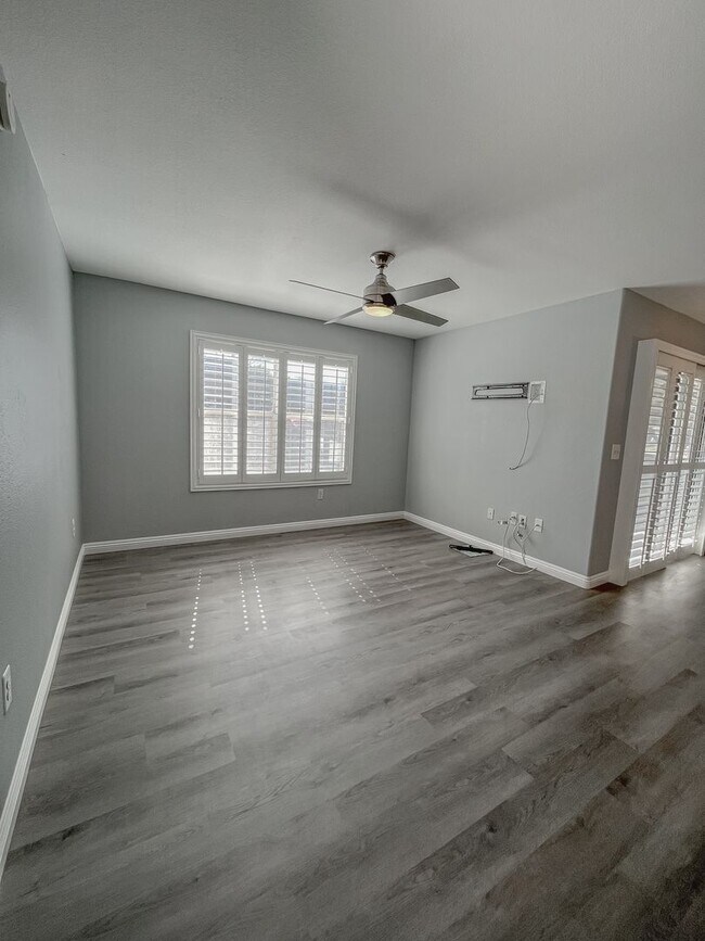 Building Photo - Newly Remodeled 2 Bedroom Condo with Custo...
