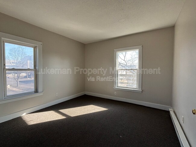 Building Photo - 518 S Rose St