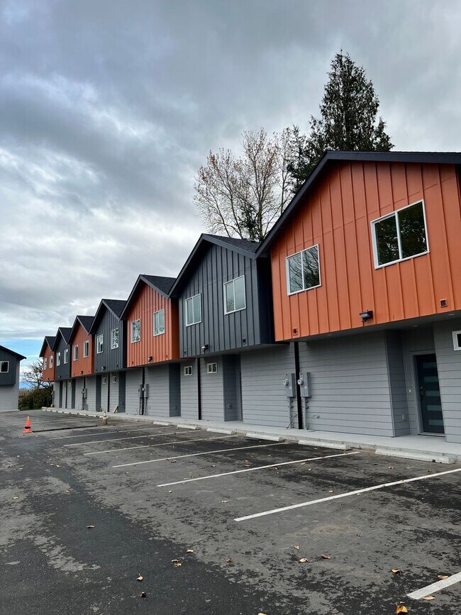 Building Photo - Brand New 3 bedroom, 2.5 Bath Townhomes