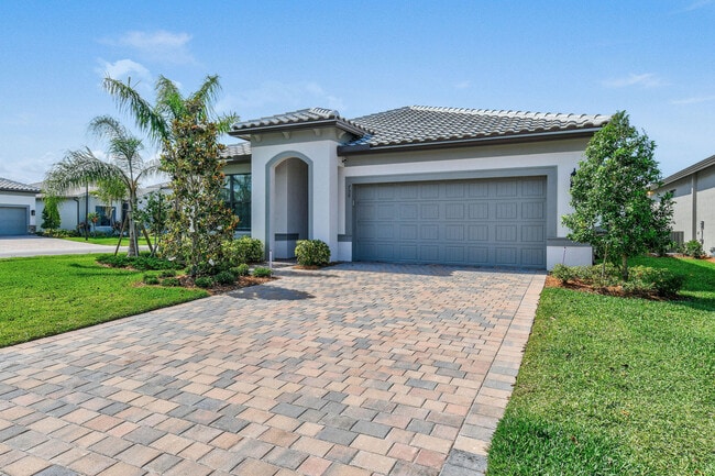 Building Photo - 758 SE Courances Dr