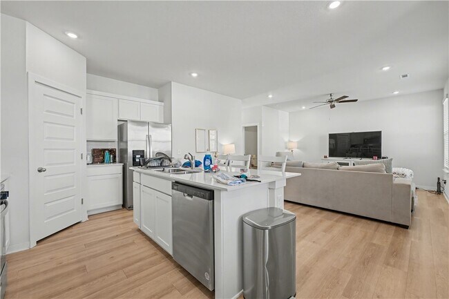 Foto del edificio - 4885 W Triangle St
