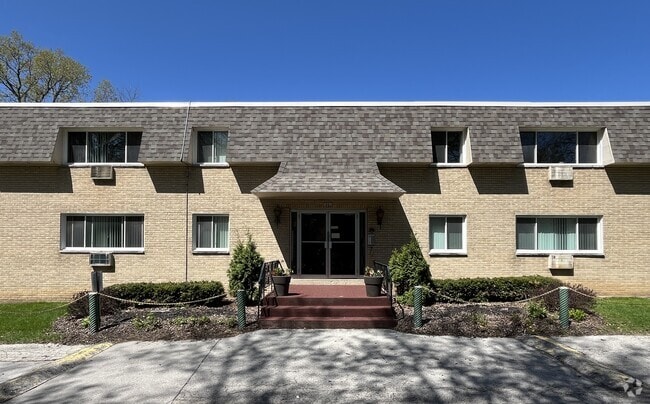 Building Photo - Ridge Manor