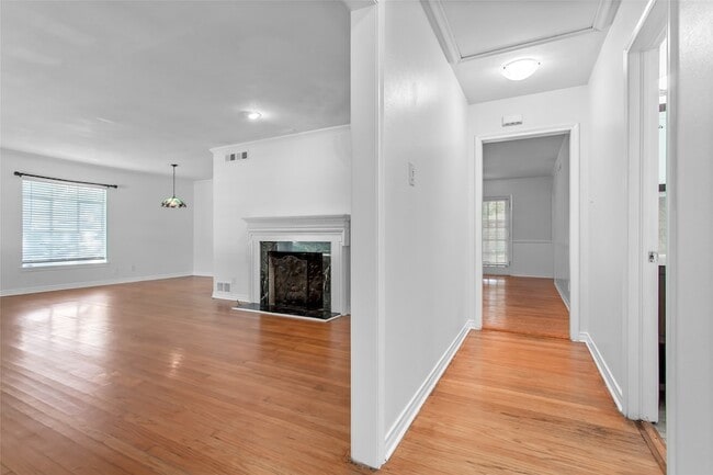 Photo - 6915 Inverness Ln House