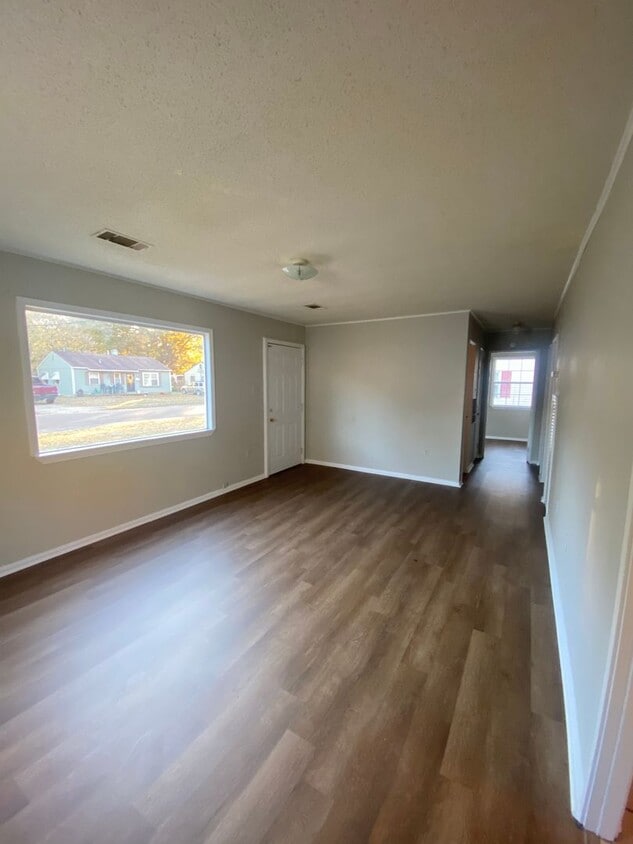 Primary Photo - 4bdrm 1bath Home in Millington