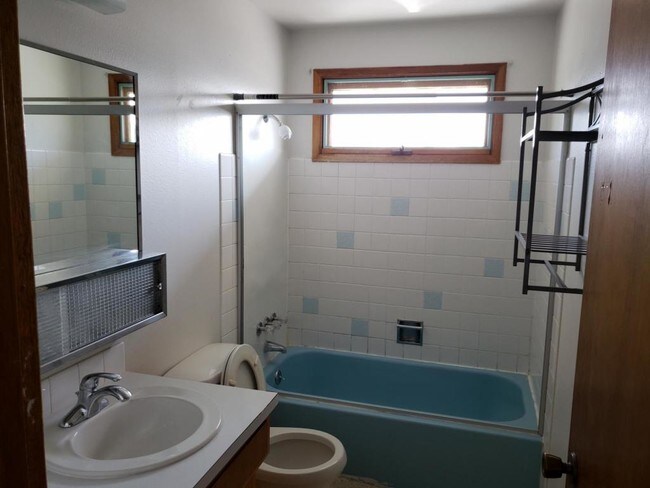 Foto del edificio - 126 E Barker St Apartment 4