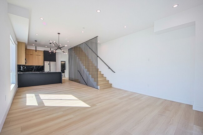 Building Photo - 715 N Gramercy Pl