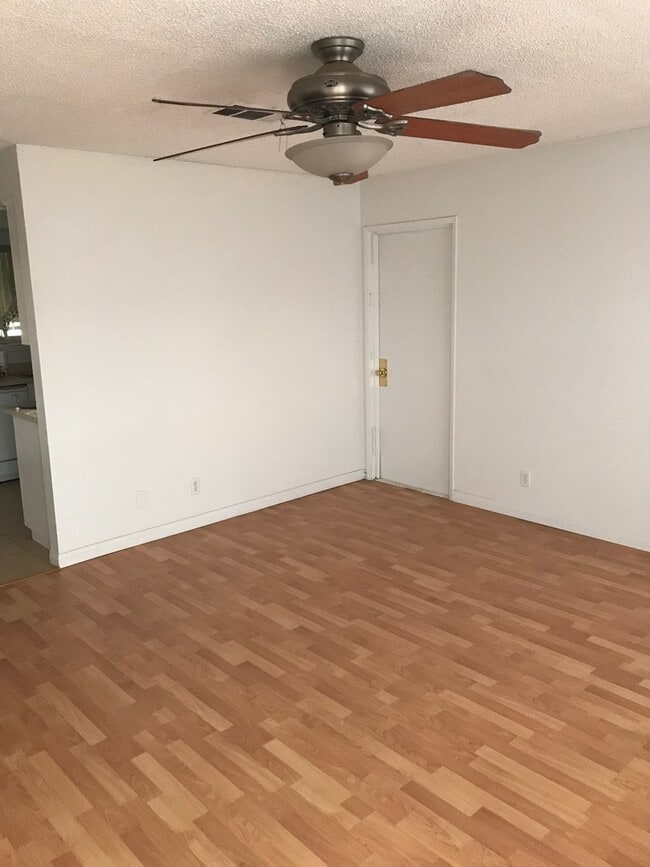 Building Photo - 3 BEDROOM APPLE VALLEY HOME