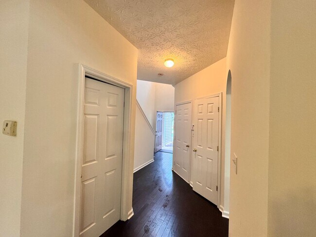 Foto del edificio - Peaceful 2-Story Townhome - Soothing sound...