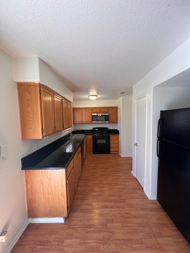 Building Photo - $550 Off First Months Rent - 4 bedroom, La...