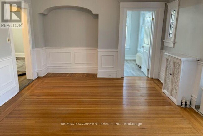 Building Photo - 2 Undermount Ave