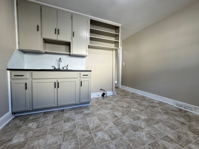 Building Photo - Recently updated spacious 2 bedroom with flex space and fenced backyard