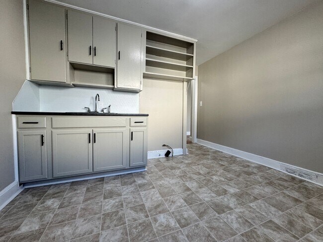 Foto del edificio - Recently updated spacious 2 bedroom with flex space and fenced backyard