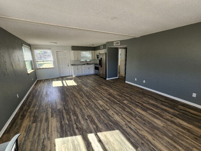 Foto del edificio - Beachside 2 Bedroom Duplex One Block from ...