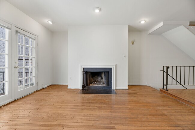 Building Photo - Spacious two-bedroom apartment with a clas...