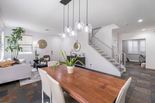 Building Photo - Newly Upgraded 4 Bedroom Home