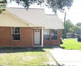 Building Photo - 211 Hunters Ln