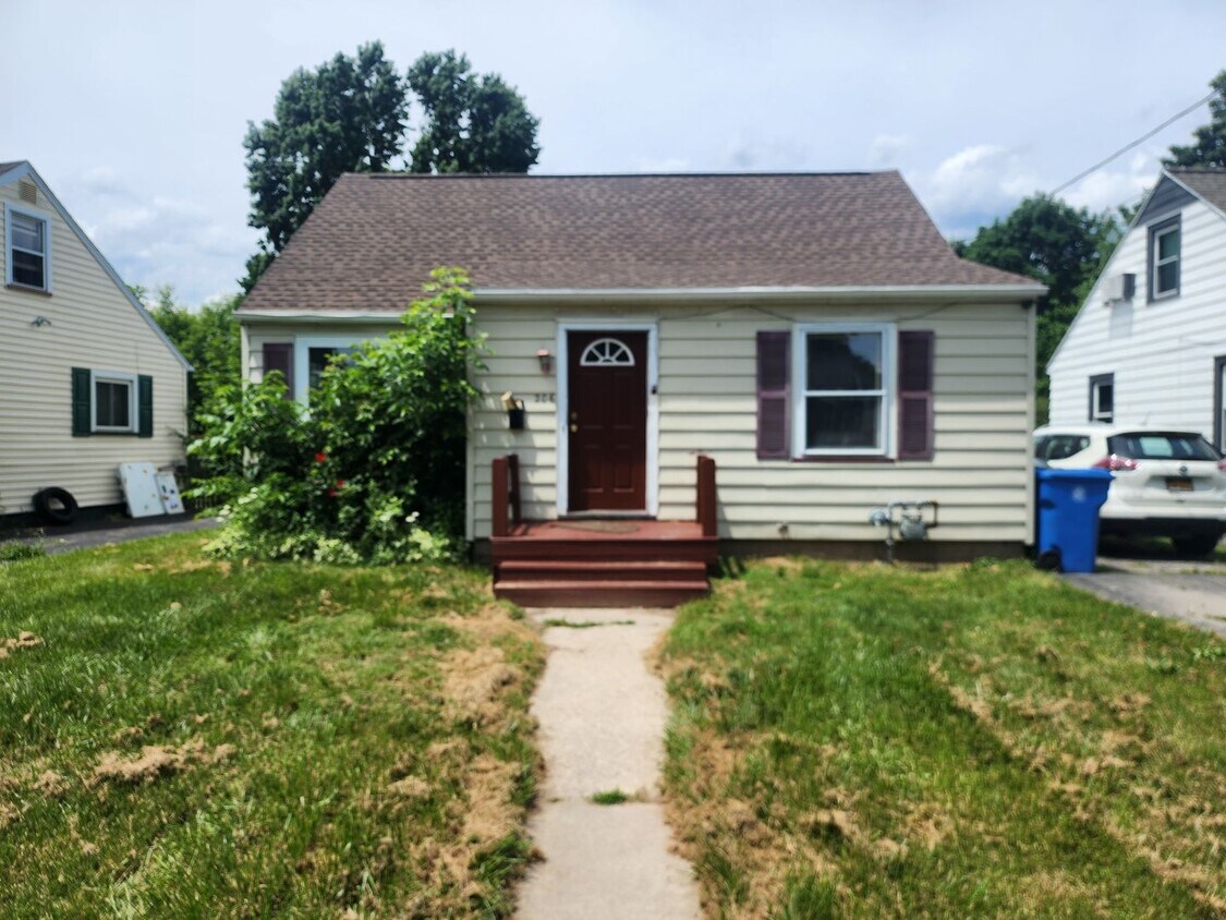 Foto principal - Three bedroom Single Family Home!