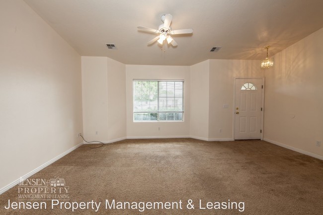 Building Photo - 772 S 220 E Cir
