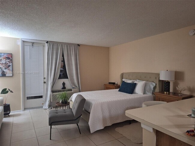 Foto del edificio - 2701 Riverside Dr