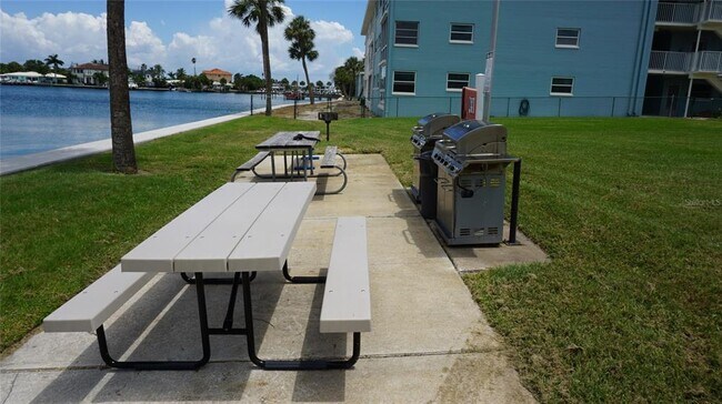 Foto del edificio - 300 64th Ave