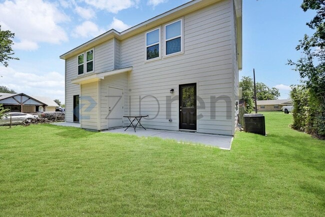 Building Photo - Unit A