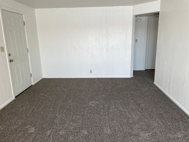 Building Photo - Affordable Lakefront Living!!