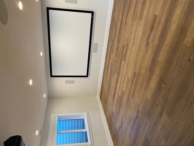 Building Photo - 909 Burke Ln