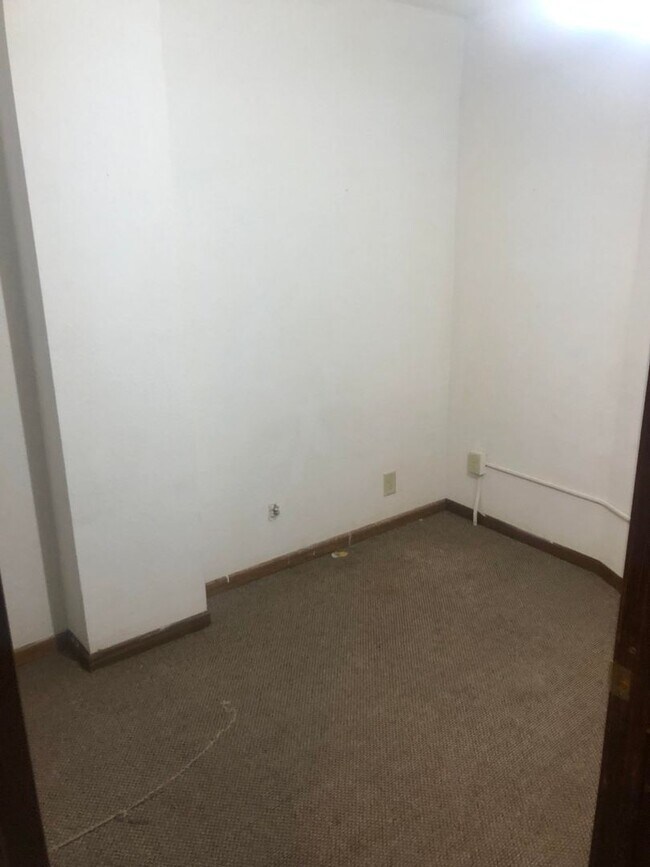 Foto del edificio - Large 4 Bedroom 2 bath