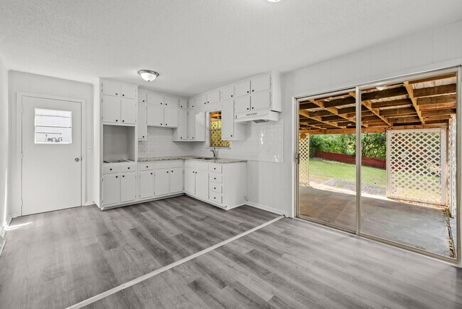 Building Photo - Charming Center Point Home