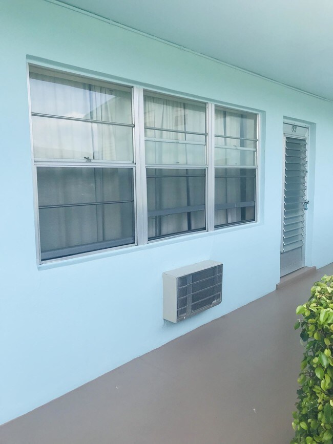 Building Photo - 95  Camden   West Palm Beach Fl 33417