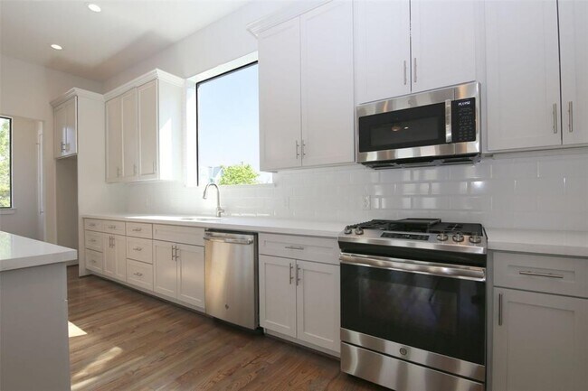 Building Photo - 820 W 22nd St