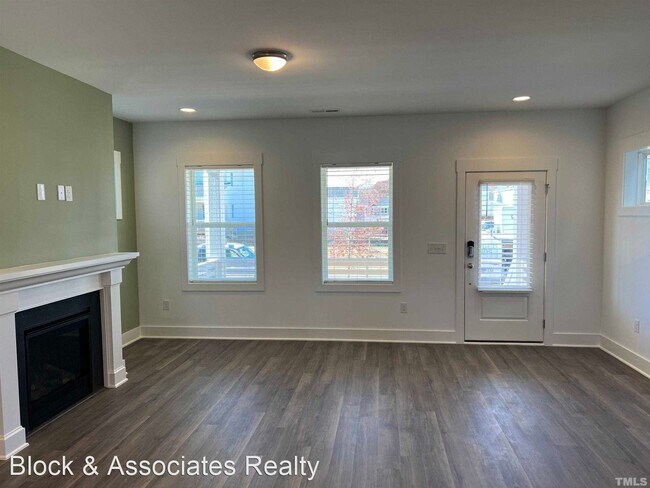Building Photo - 3 br, 2.5 bath House - 672 Vine Parkway
