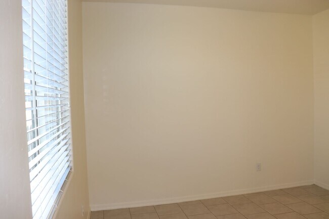 Building Photo - 3 Bedroom 2 Bath