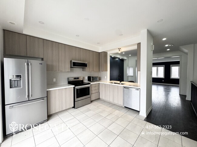 Photo du bâtiment - Spacious 3-Bedroom Freehold Townhouse with Garage & Private Backyard – Brampton