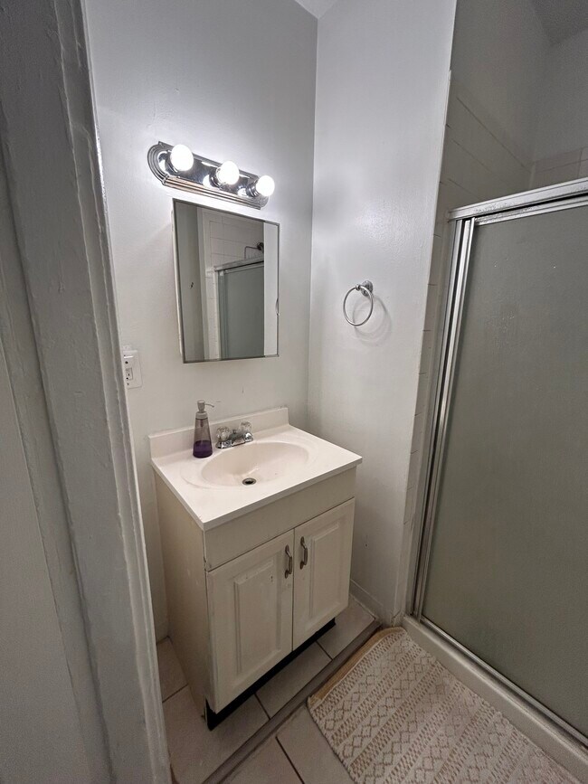 Foto del edificio - 218 W Read St